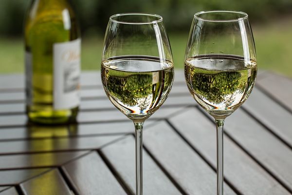 Wino białe półsłodkie - jak je podawać?