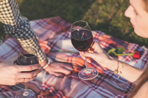 Co zabrać na romantyczny piknik we dwoje?