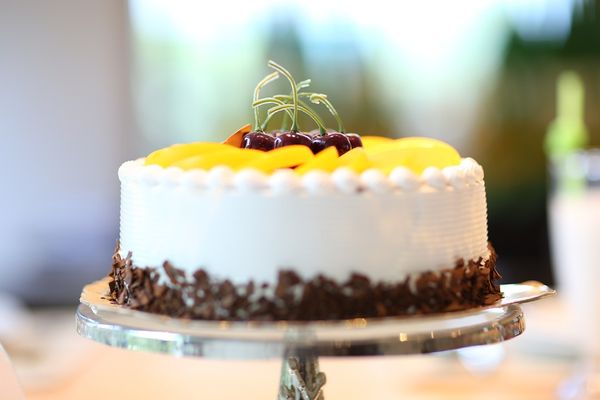 Świeczki, balony, opłatki – odkryj tajniki dekorowania tortów